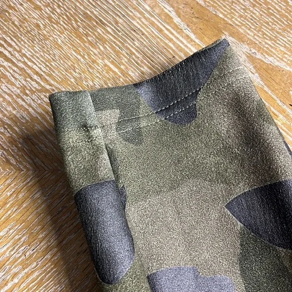 WHITE HOUSE BLACK MARKET Green Camo Runway Legging 2 - Picture 3 of 8